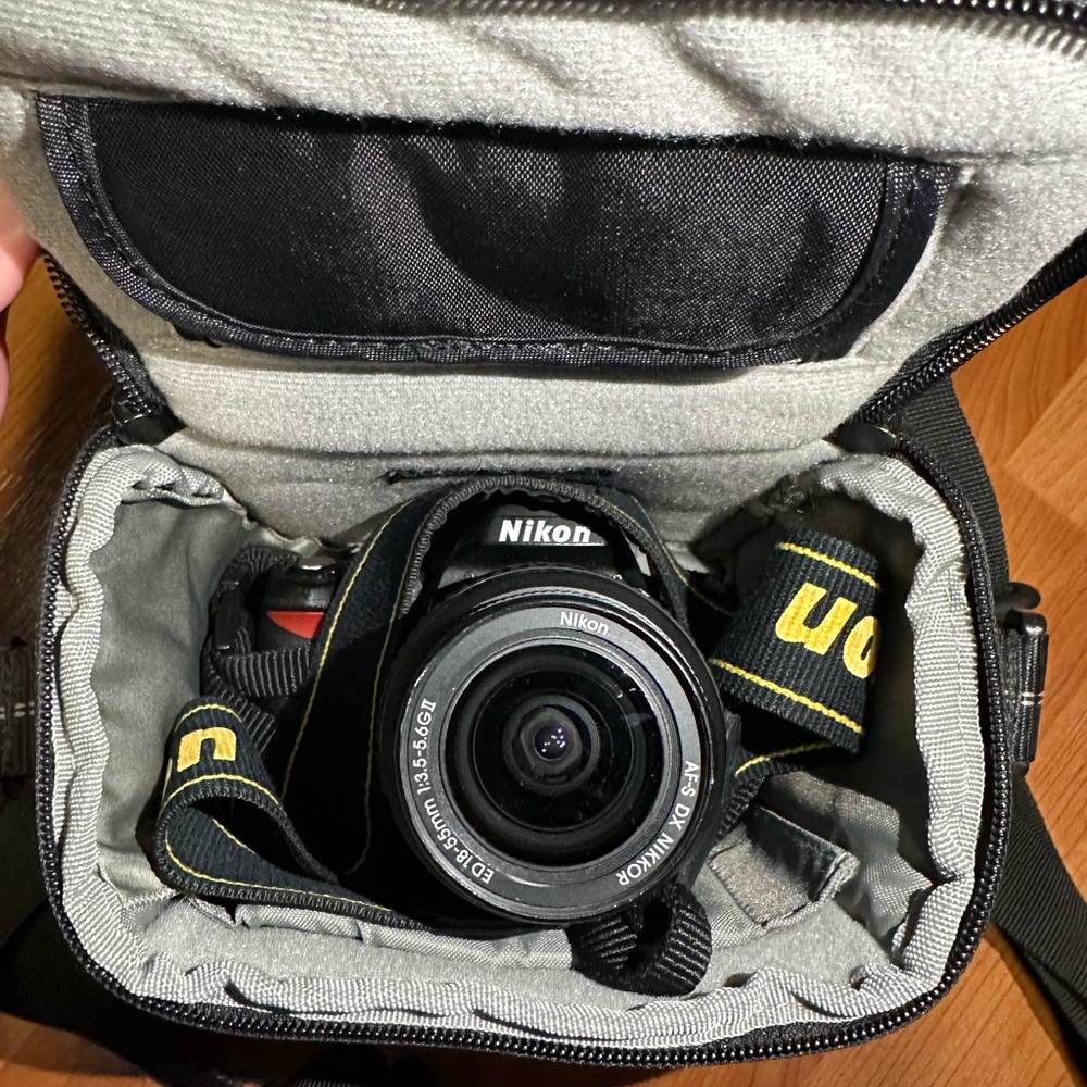 NIKON D40 CAMERS WITH ACCESSORIES AND CAMERA BAG + MANUALS AND CD